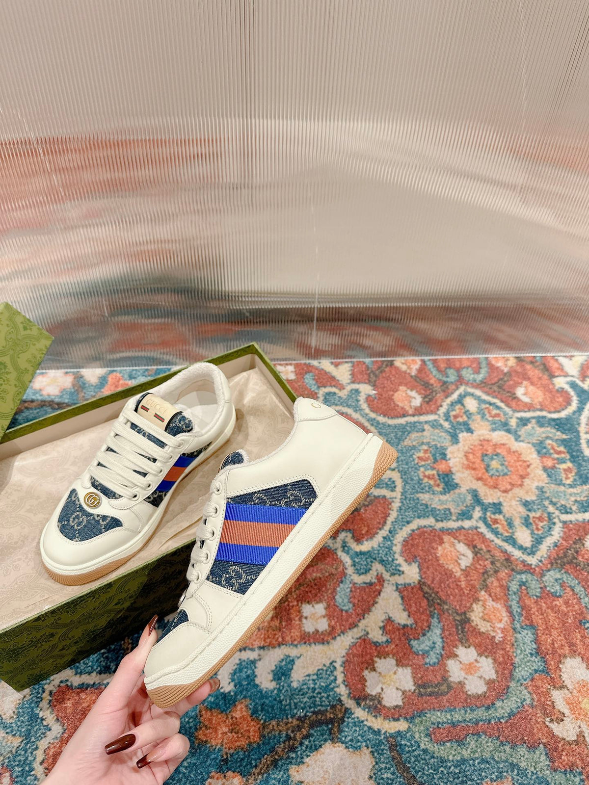 GUCCI 26S SCREENER SNEAKER IN WHITE LEATHER AND BLUE DENIM